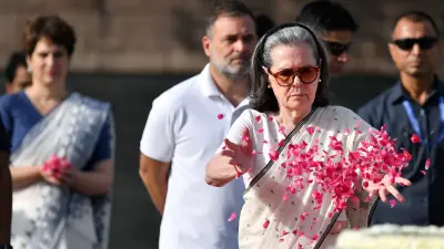 Congress leaders pay homage to Rajiv Gandhi on his death anniversary