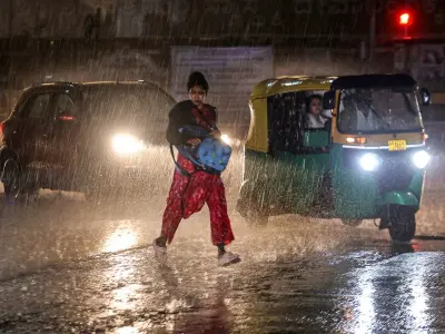 उमस वाली गर्मी से राहत, 8 डिग्री तक गिरेगा तापमान; कल से विनाशकारी आंधी-तूफान का अलर्ट