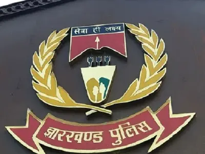 जमशेदपुर में बवाल! नोटिस चस्पा करने गई पुलिस पर हमला; पुलिस की गाड़ी भी तोड़ दी