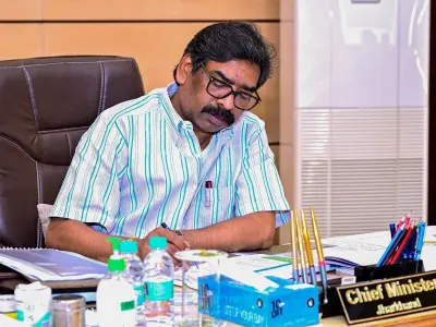 झारखंड में अवैध खनन पर सख्ती, CM हेमंत सोरेन ने दिए ओवर लोडिंग और बालू माफिया पर ऐक्शन के निर्देश