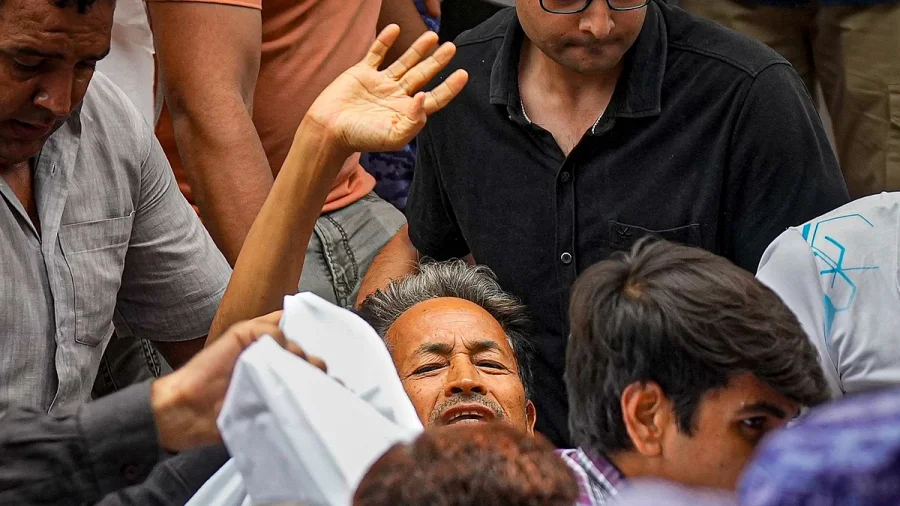 'All we saw were white sheets': Protesters recount Wangchuk's removal from Jantar Mantar