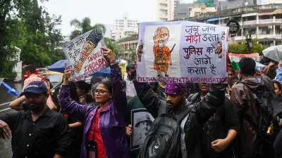Students, activists in Mumbai hit the streets for the third day, condemn police brutality in Delhi