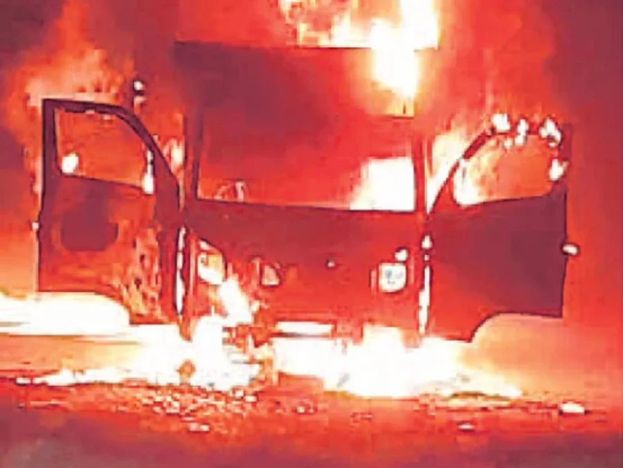 मवेशी तस्करी के शक में वैन जलाई, भीड़ ने पुलिस पर भी किया हमला; रांची में खूब बवाल